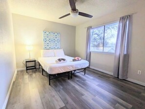 Room - KING BED-4 BR-Close to everything-A Lot of Space! (Austin)