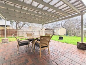 Outdoor dining - KING BED-4 BR-Close to everything-A Lot of Space! (Austin)