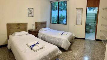 3 habitaciones y ropa de cama