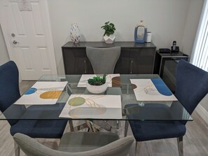 Dining - Fun-tastic Oasis! Shared Heated Pool n Spa! Beach 1.4 mi! Walkable Food n Fun!  (Fort Lauderdale)