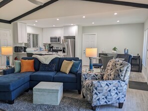 Smart TV, computer monitors - Fun-tastic Oasis! Shared Heated Pool n Spa! Beach 1.4 mi! Walkable Food n Fun! (Fort Lauderdale)