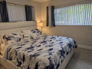 1 bedroom, desk, iron/ironing board, free WiFi - Fun-tastic Oasis! Shared Heated Pool n Spa! Beach 1.4 mi! Walkable Food n Fun!  (Fort Lauderdale)
