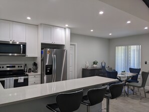 Fridge, microwave, oven, stovetop - Fun-tastic Oasis! Shared Heated Pool n Spa! Beach 1.4 mi! Walkable Food n Fun! (Fort Lauderdale)