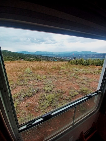 Interior. 360 Mountain View of Lake. Wildlife and birds of prey.