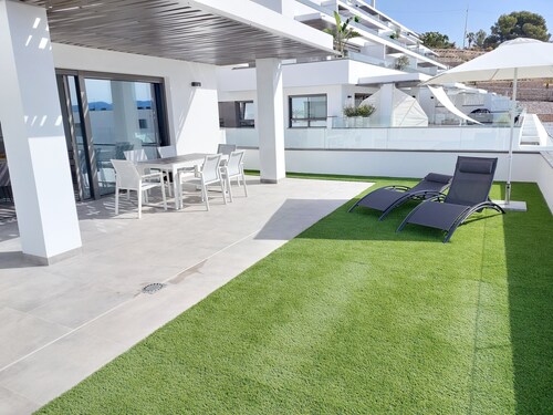 New in the SEASCAPE, terrace of 100m², 5 minutes from beaches, 500 m from shop. 