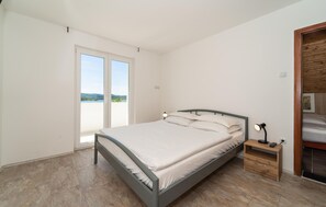 2 chambres, fer et planche à repasser, lit de bébé portatif