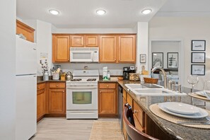 冷蔵庫、電子レンジ、オーブン、コンロ