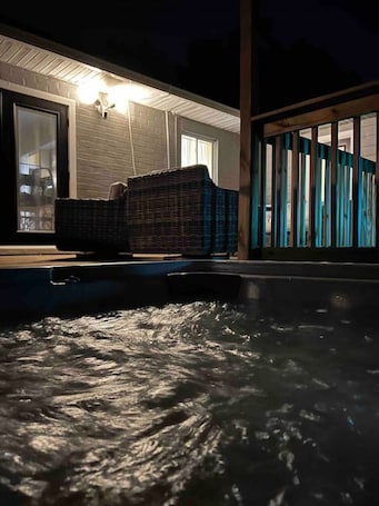 Outdoor spa tub. Modern Oasis near Lake Eola