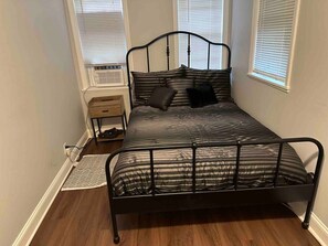 2 habitaciones, escritorio, tabla de planchar con plancha y wifi gratis 