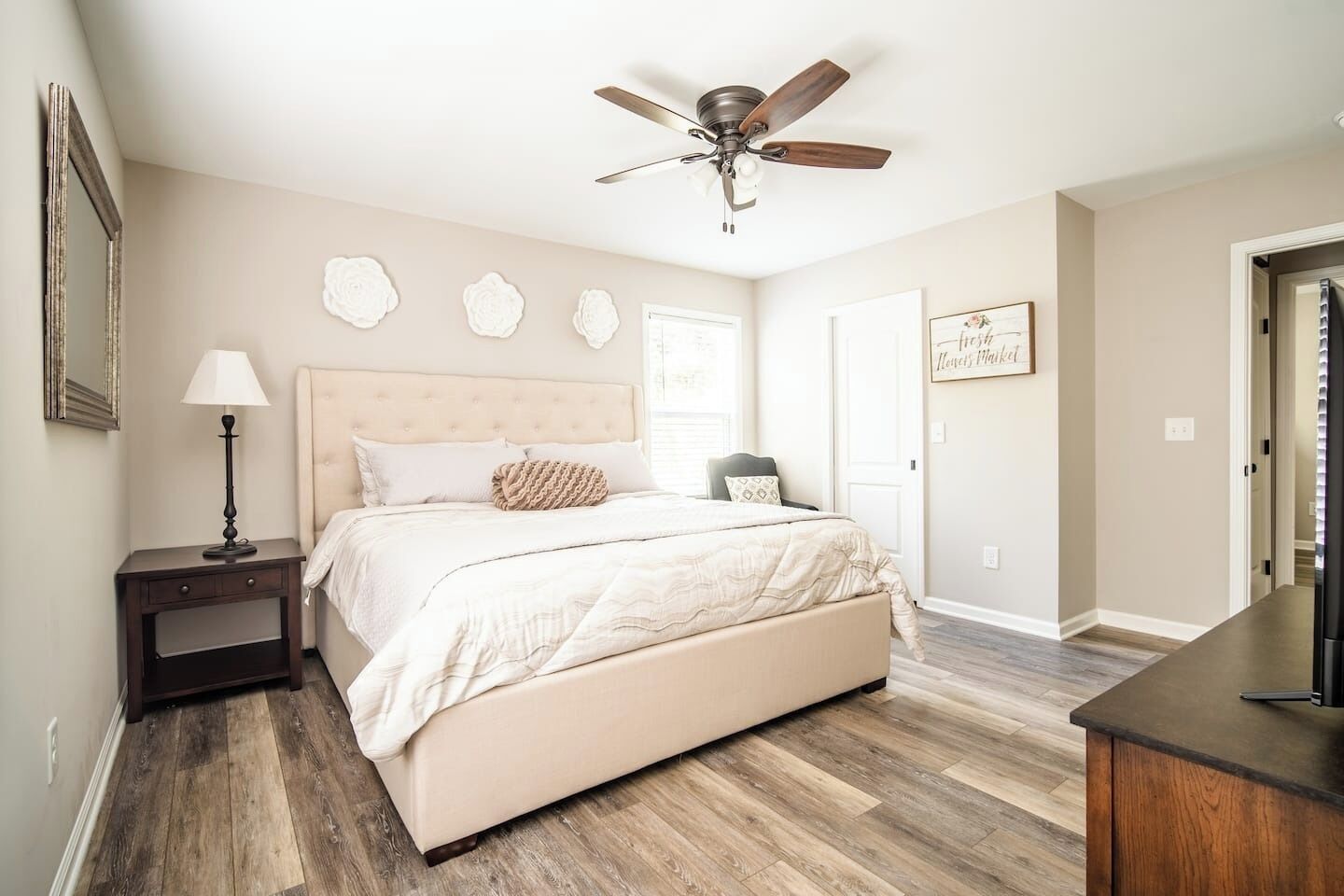 3 habitaciones, tabla de planchar con plancha, wifi y ropa de cama 