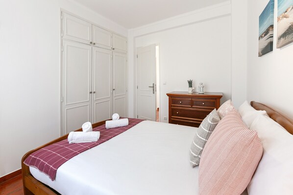 3 bedrooms, iron/ironing board, travel cot, Internet