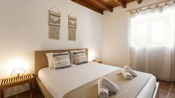 2 quartos, ferros/tábuas de passar roupa, berço de viagem