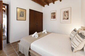 2 bedrooms, iron/ironing board, travel cot, Internet