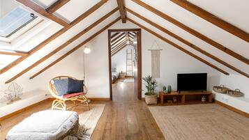 2 bedrooms, internet, bed sheets