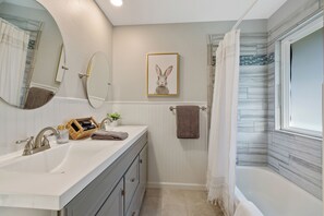 Shower, hair dryer, towels, soap - Three Oaks - Perfectly designed nature escape! (Three Rivers)