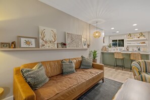 Smart TV, fireplace, books - Three Oaks - Perfectly designed nature escape! (Three Rivers)