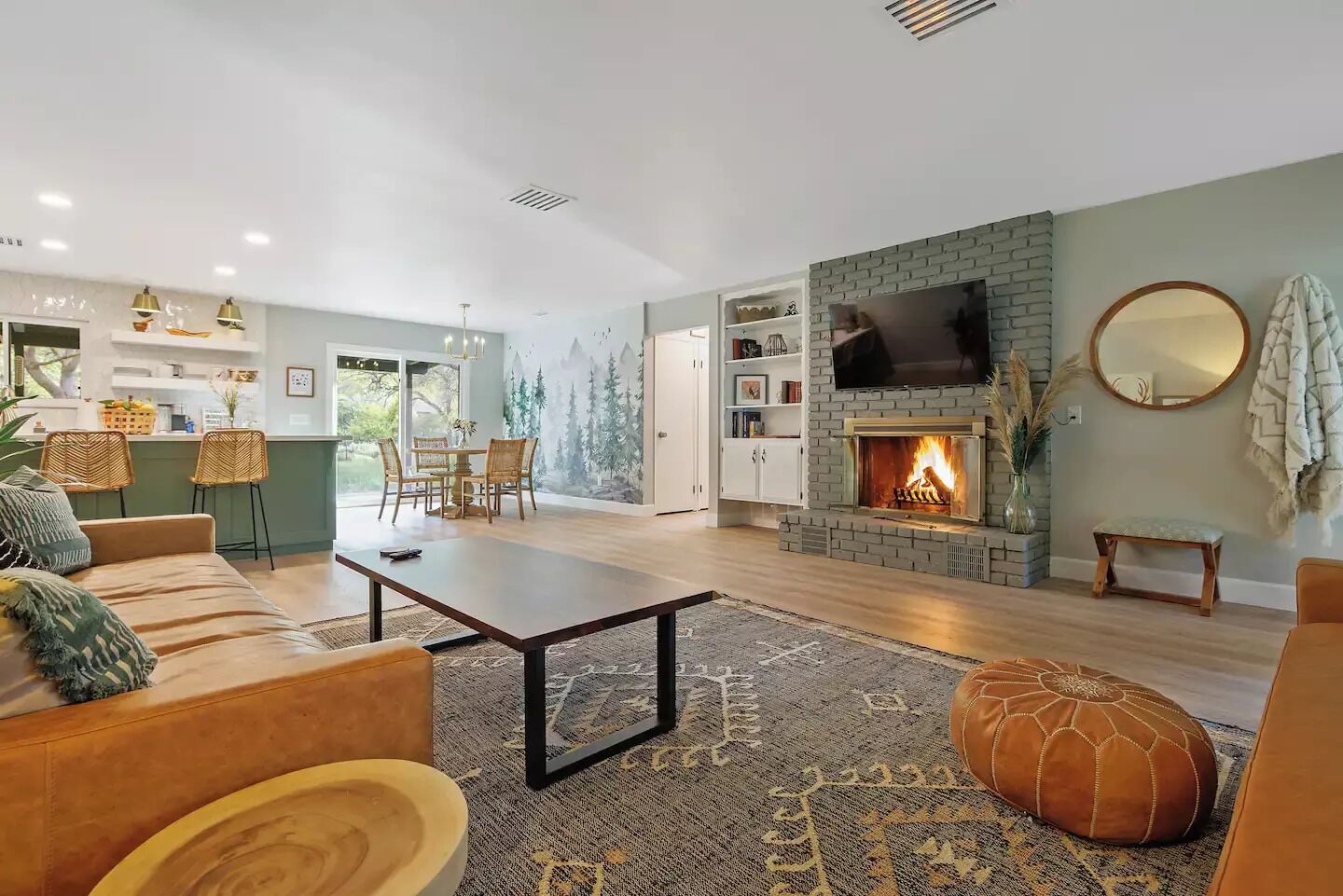 Een smart-tv, een open haard en boeken