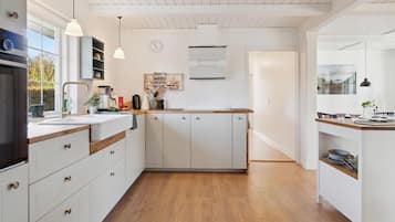 Réfrigérateur, plaque de cuisson, lave-vaisselle, cafetière/bouilloire