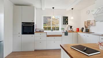 Réfrigérateur, plaque de cuisson, lave-vaisselle, cafetière/bouilloire