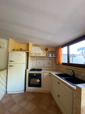 Fridge, oven, stovetop, coffee/tea maker