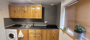 Apartment | Private kitchen | Fridge, microwave, stovetop, electric kettle - Coventry 1bed Apartment -privategarden-freeparking (Coventry)