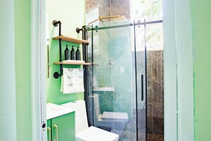 Een douche, een haardroger, handdoeken, zeep