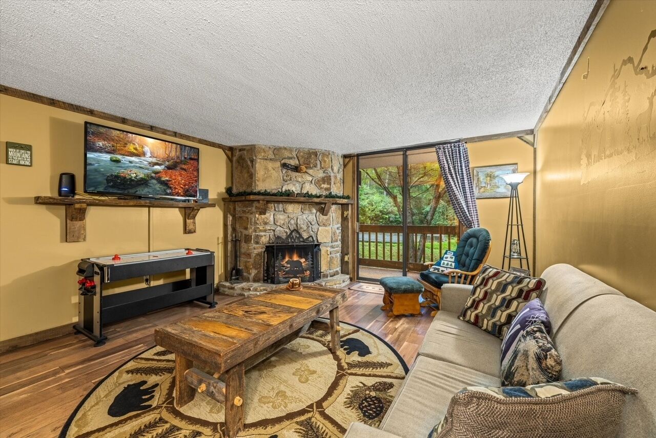 Una Smart TV, una chimenea, videojuegos