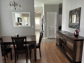 Dining - Great house in quiet neighborhood near many attractions!
Minutes to New Orleans. (Arabi)