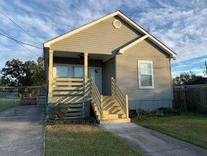 Exterior - Great house in quiet neighborhood near many attractions!
Minutes to New Orleans. (Arabi)