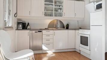 Refrigerador, horno, parrilla de estufa y lavavajillas