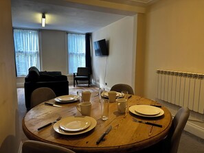 Dining - king size bed apartment close to town center (Colchester)