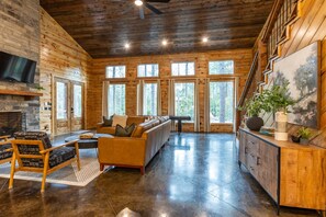 智能电视、壁炉、桌上足球、书