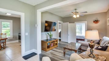 Fernseher, DVD-Player, Bücher, Videothek