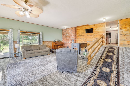 9 Mi to Grove: Home w/ Fire Pit in Southwest City