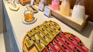 Ein reichhaltiges Buffet mit verschiedenen Speisen und Getränken.