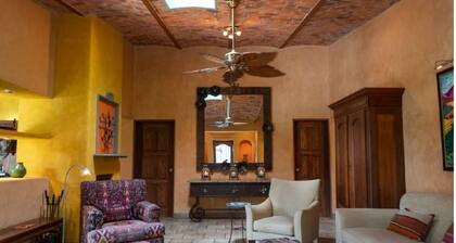 Casita on 1/2 acre of flora beauty. Two arms, , wifi, access to kitchen and TV
