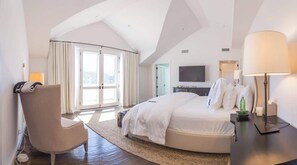 11 Schlafzimmer, Schreibtisch, Bügeleisen/Bügelbrett, Reisekinderbett