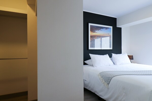 Appartement, 2 chambres (703) | Décor unique, ameublement unique, rideaux d’obscurcissement