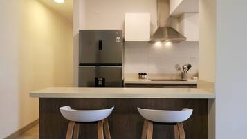 Apartment, 2 Bedrooms (703) | Private kitchen | Microwave, oven, toaster, blender