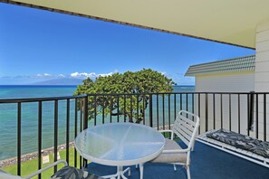 Outdoor dining - Top Floor, 1 Bedroom Oceanfront - Kahana Reef 414 (Lahaina)