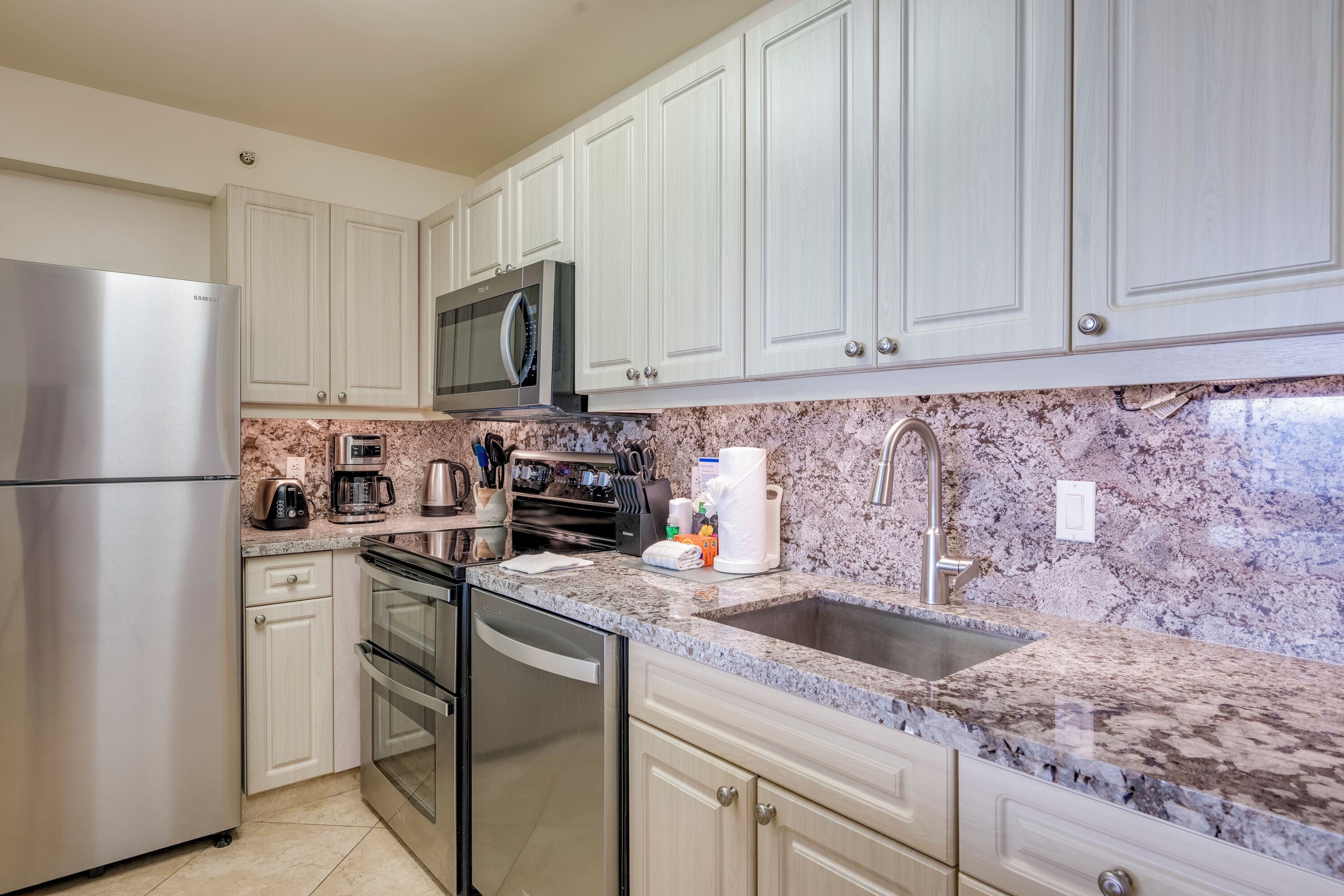 Fridge, microwave, oven, stovetop