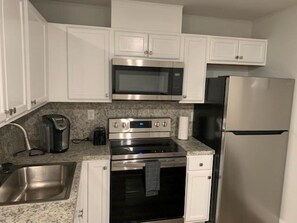 Een koelkast, een microgolfoven, een oven, een kookplaat