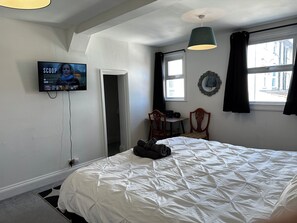 1 chambre, fer et planche Ă  repasser, Wi-Fi gratuit, draps fournis
