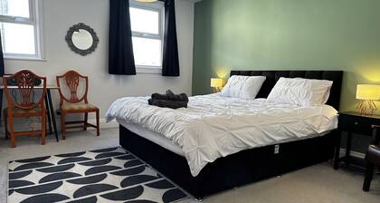 Cosy super king 1 bedroom apartment close to town center