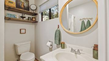 Ducha, secador de pelo, toallas y jabón