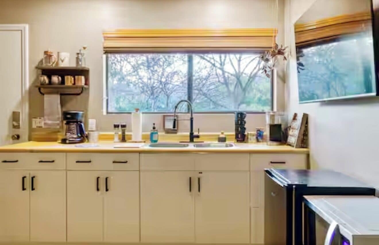 Refrigerador, microondas, cafetera y tetera y tetera eléctrica 