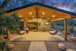 Terrace/patio - Three Oaks & Casita Kaweah, the perfect layout for entertaining your group! (Three Rivers)