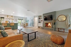 Smart TV, fireplace, books - Three Oaks & Casita Kaweah, the perfect layout for entertaining your group! (Three Rivers)