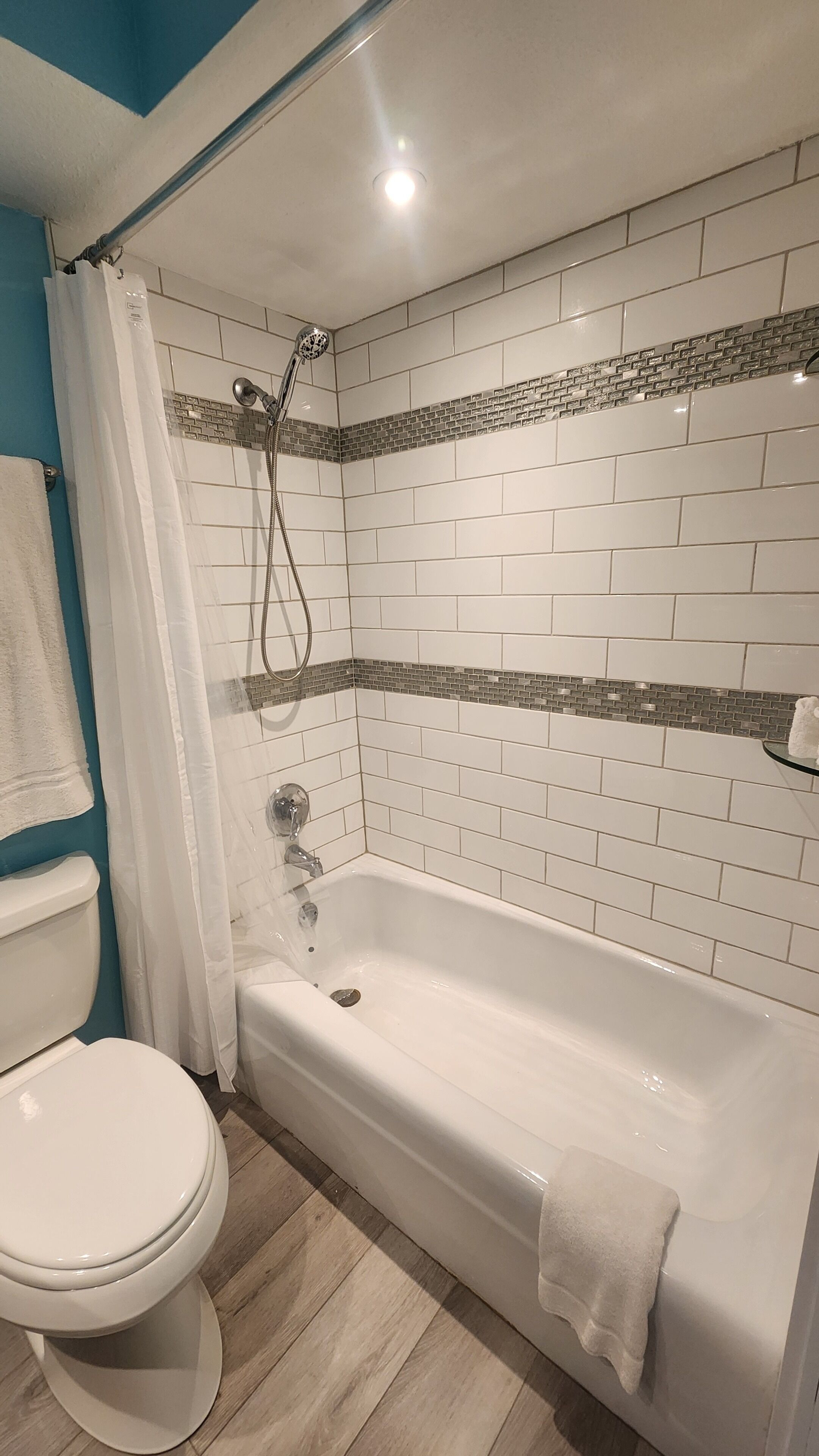 Sèche-cheveux, serviettes fournies, savon, shampoing