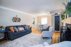 Smart-TV, Kamin, Tischfußball, Bücher